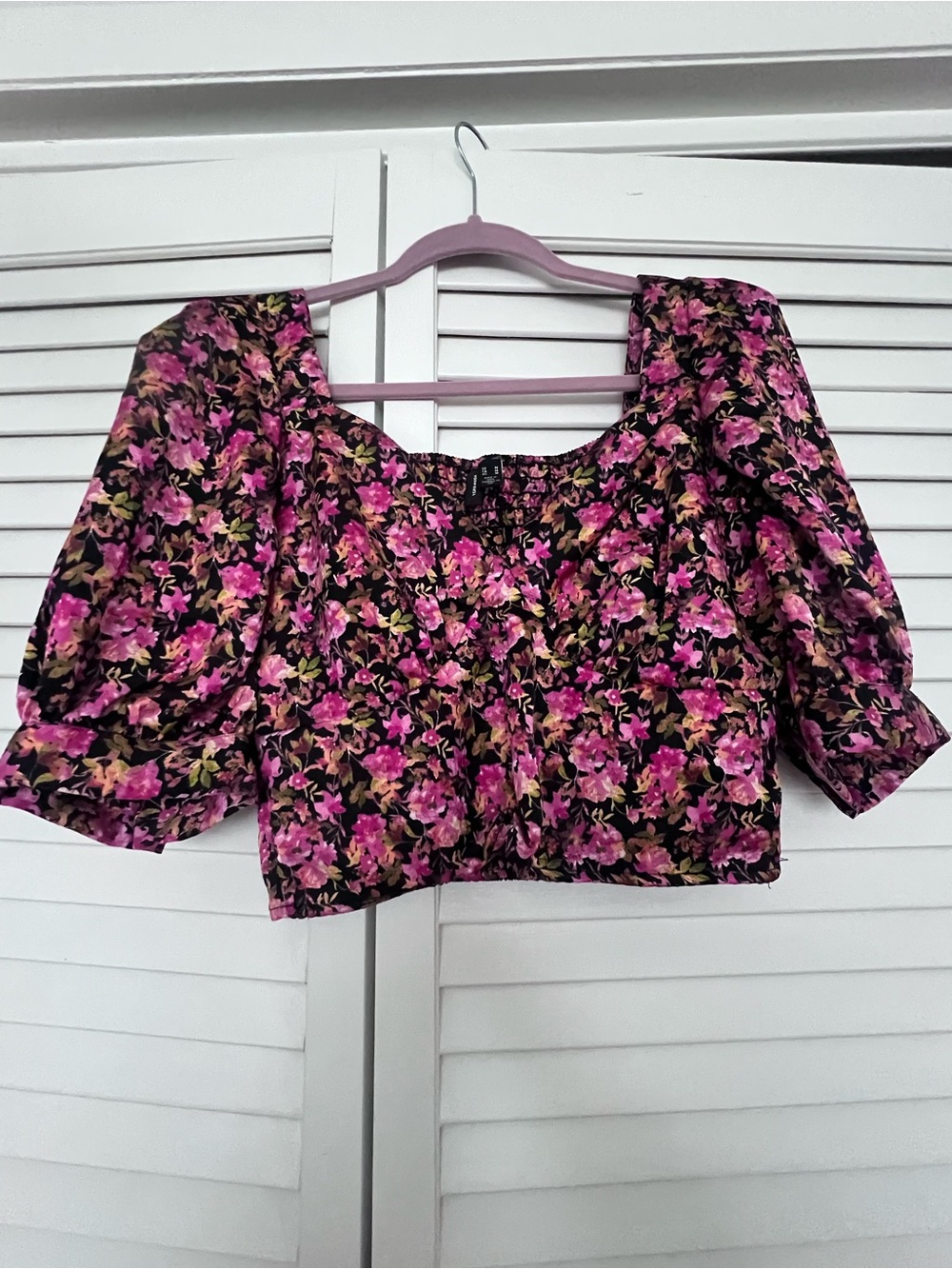 Vero Moda Floral Puff Sleeve Square-Neck Crop Top - Pink on Black
